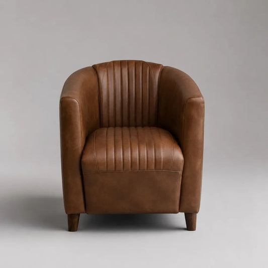Poltrona a pozzetto in pelle sintetica marrone con schienale scanalato e gambe in legno, 76 × 78 × 82 cm
